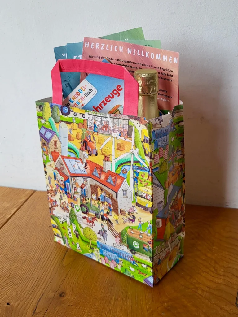 🌸 Willkommenstäschchen 🌸
Am Anfang eines jeden Jahres, bekommen alle Familien mit Kindern, die im vergangenen Jahr neu in unsere Gemeinde gezogen sind und alle bairer Familien, die im vergangenen Jahr Familienzuwachs bekommen haben, ein Willkommenstäschchen von uns 🛍️ Hier stellen wir unseren Verein kurz vor und legen ein paar Überraschungen dazu 💚 Vielen lieben Dank an die @gemeindebaiern und die @kirche_berganger, sie haben ebenfalls ein Geschenk beigelegt 🧡 Ein herzliches Dankeschön geht dieses Jahr auch an @radundspiel für die kleinen Geschenke 💜