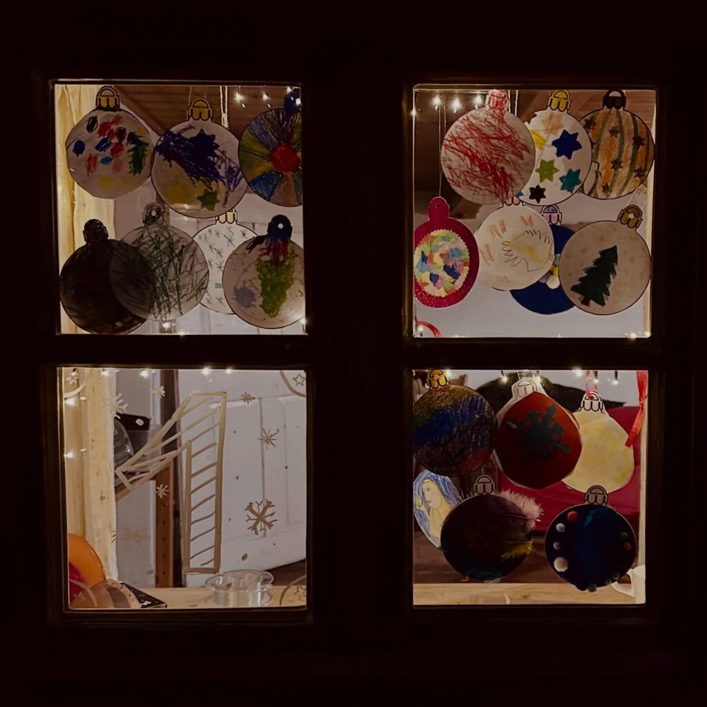 Ein herzliches Dankeschön an all die Kinder, die so viele tolle und kreative Christbaumkugeln gestaltet haben – jedes einzelne Kunstwerk lässt unsere Adventsfenster noch heller strahlen ✨
Es war so schön, dass so viele von euch da waren und wir gemeinsam einen so tollen Start in die Adventszeit erleben durften ✨ Danke fürs Dabeisein, Mitmachen und Leuchten! ✨