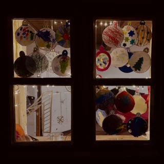 Ein herzliches Dankeschön an all die Kinder, die so viele tolle und kreative Christbaumkugeln gestaltet haben – jedes einzelne Kunstwerk lässt unsere Adventsfenster noch heller strahlen ✨
Es war so schön, dass so viele von euch da waren und wir gemeinsam einen so tollen Start in die Adventszeit erleben durften ✨ Danke fürs Dabeisein, Mitmachen und Leuchten! ✨