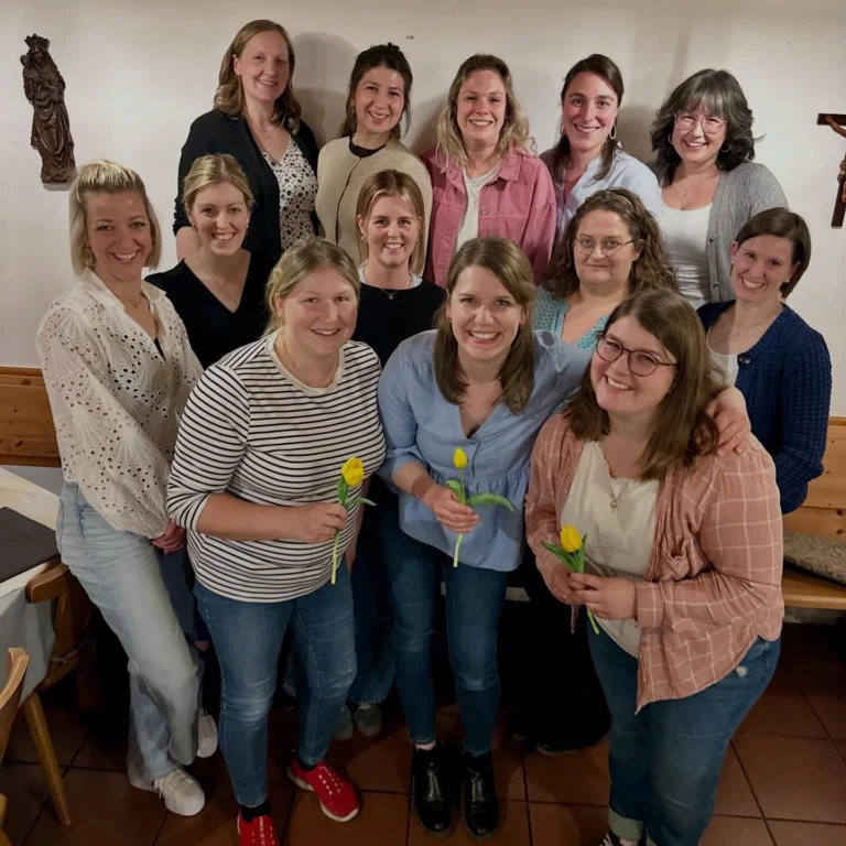 🌸NEUE VORSTANDSCHAFT 🌸

Gestern fand unsere jährliche Mitgliederversammlung mit Neuwahlen statt und der Großteil unserer Vorstandschaft wird uns erfreulicherweise weiterhin erhalten bleiben und ihre Ämter mit viel Herzblut fortführen 🧡💚

Ein besonderes Dankeschön geht an Sandra Raguse, die nach vier Jahren engagierter und wertvoller Arbeit ihr Amt niederlegt.
Liebe Sandra, wir danken dir von Herzen für deinen unermüdlichen Einsatz, deine Zeit und dein großes Engagement 💚

Ein herzliches Dankeschön geht auch an Tanja Pößl, sie verabschiedet sich ebenfalls aus der Vorstandschaft.
Liebe Tanja, wir möchten dir von Herzen Danke sagen für deine großartige Arbeit und dein Engagement in den letzten zwei Jahren. Du hast unseren Verein mit viel Einsatz unterstützt und bereichert. Umso mehr freuen wir uns, dass du uns weiterhin als Kassenprüferin erhalten bleibst und uns auch künftig begleitest 🧡

Gleichzeitig dürfen wir drei neue Gesichter in unserer Vorstandschaft willkommen heißen: Maria Widmann und Julia Wisneth unterstützen uns künftig als Beisitzerinnen und Cori Gröbmeier verstärkt unser Team als zweite Kassenprüferin.
Wir heißen euch von Herzen willkommen und freuen uns sehr auf eine tolle gemeinsame Zeit, viele schöne Projekte und eine erfolgreiche Zusammenarbeit ♥️

Ein herzliches Dankeschön geht auch an Carina Schreiner für den inspirierenden Vortrag und die wertvollen Impulse 🌸

Und zu guter Letzt:
Das größte Dankeschön gilt allen, die den gestrigen Abend mit uns verbracht haben. Wir haben uns riesig gefreut, dass so viele von euch dabei waren und unseren Verein so lebendig machen 🫶🏼

Neue Vorstandschaft:
1. Vorsitzende: Katharina Neumaier
2. Vorsitzende: Katharina Widmann
3. Vorsitzende: Katrin Schärfl
1. Kassier: Katharina Galleneder
2. Kassier: Viktoria Spiel
1. Schriftführer: Barbara Čutura
2. Schriftführer: Christina Maier
1. Beirat: Johanna Zellermayr
2. Beirat: Christine Paul
3. Beirat: Katharina Wiltsch
4. Beirat: Maria Widmann
5. Beirat: Julia Wisneth

1. Kassenprüfer: Tanja Pößl
2. Kassenprüfer: Corinna Gröbmeier